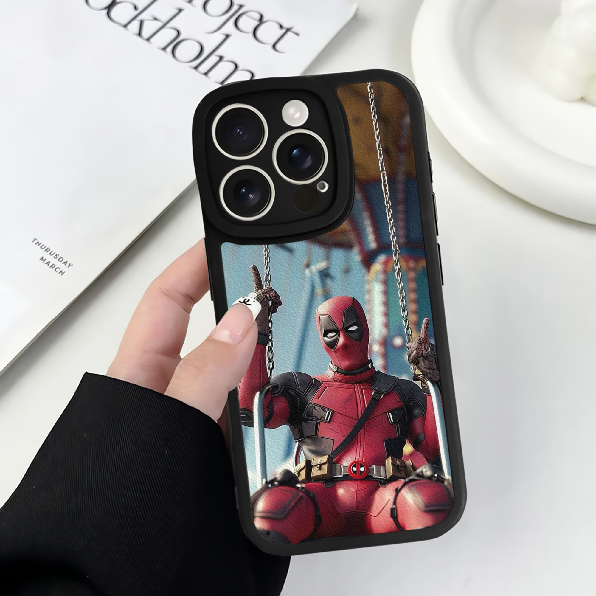 （画像用） Deadpool デッドプール 【iPhone 16シリーズ対応】シリコンスマホケース（レザー調） 材質：シリコン